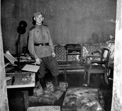 Прикрепленное изображение: Советский солдат в апартаментах Геббельса в бункере Гитлера под Рейхсканцелярией..jpeg